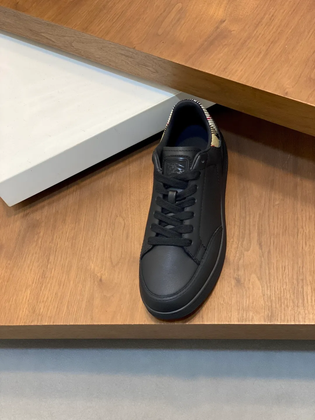 Men's Men's Shoes💰400【New Style】🐑🐑𝐁𝐔𝐑𝐁𝐄𝐑𝐑𝐘# Burberry's new war horse plaid casual sneakers, new terrace casual sneakers·Burberry's classic elements, super comfortable shoes··Knight blue anti-slip soles Finally I saw the latest diagonal plaid sneakers, the color is really nice and can be worn with any kind of sneakers. The sneakers are made of cotton blended fabric. Crafted in an Italian workshop, it features a worsted Burberry check pattern. Featuring a mesh lining and checkered laces, the rubber sole features the archive Burberry monogram. From Burberry's iconic collection, these wardrobe staples are interpreted with the brand's signature style. The round toe and tongue are embellished with the Equestrian Knight logo (EKD) label, leather insole, and the sole is embellished with the Burberry letter logo size: 38-44 (customized for 45 and 46)